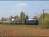Auf dem Weg von Bamberg nach Lichtenfels durchquert der Eilzug den beschaulichen Haltepunkt Ebing. Diese Reichsbahnmasten! diese Lampen! dieser Wellblechunterstand! die blühende Birne! diese herrliche Lok! diese tolle Zugkomposition! die Wolke, die rechtzeitig Platz machte!: Ein Traum !!!