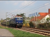 Die Einfahrt nach Credlitz wartet mit einem interessanten Fabrikschild, einer Forsythie und blühenden Kirschen auf. Interessante Feststellung eines Teilnehmers: Achso, das soll das Motiv sein ;-)