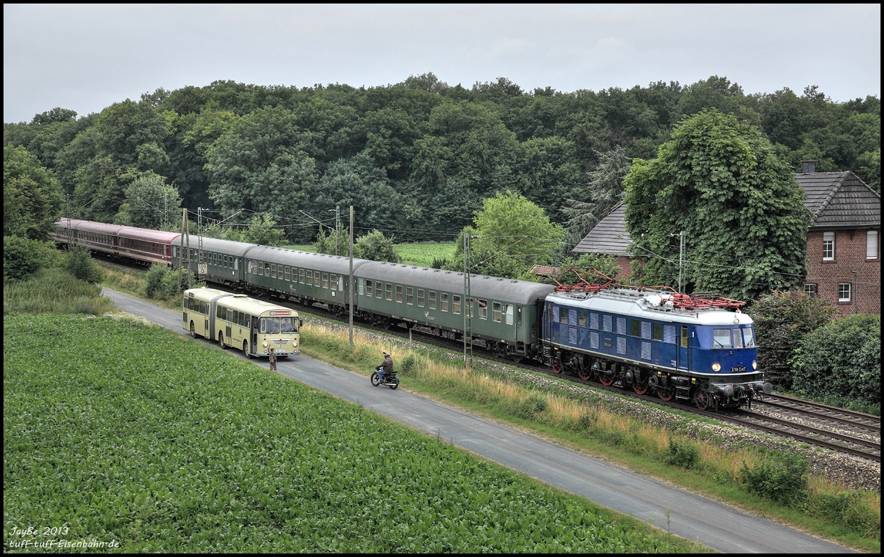 Während Dennis dem Schulbus winkt, der ihn letztmalig vor den Ferien zur Schule bringt, schimpft Herr T. über den im Weg stehenden Gelenkbus der Stadtwerke Münster