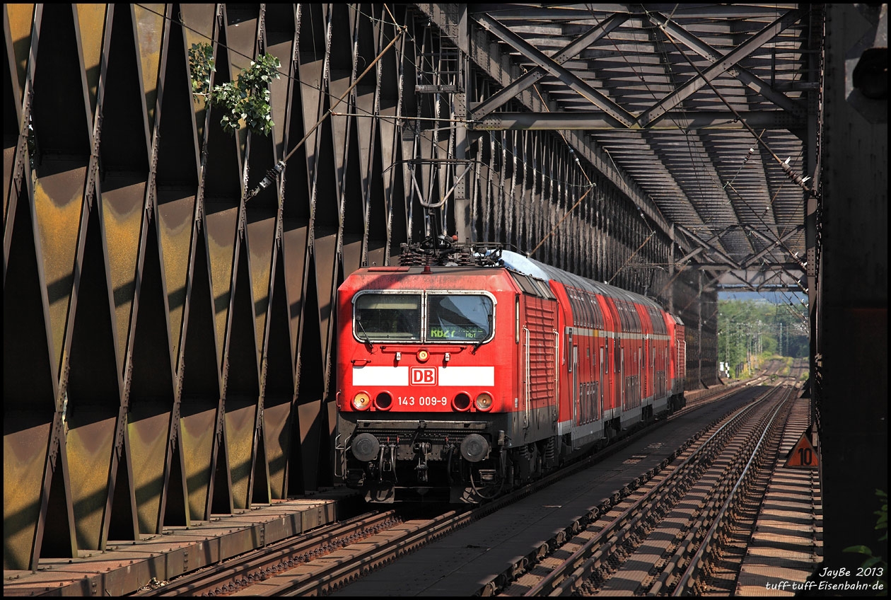 Licht und Schatten auf der Rheinbrücke in Urmitz