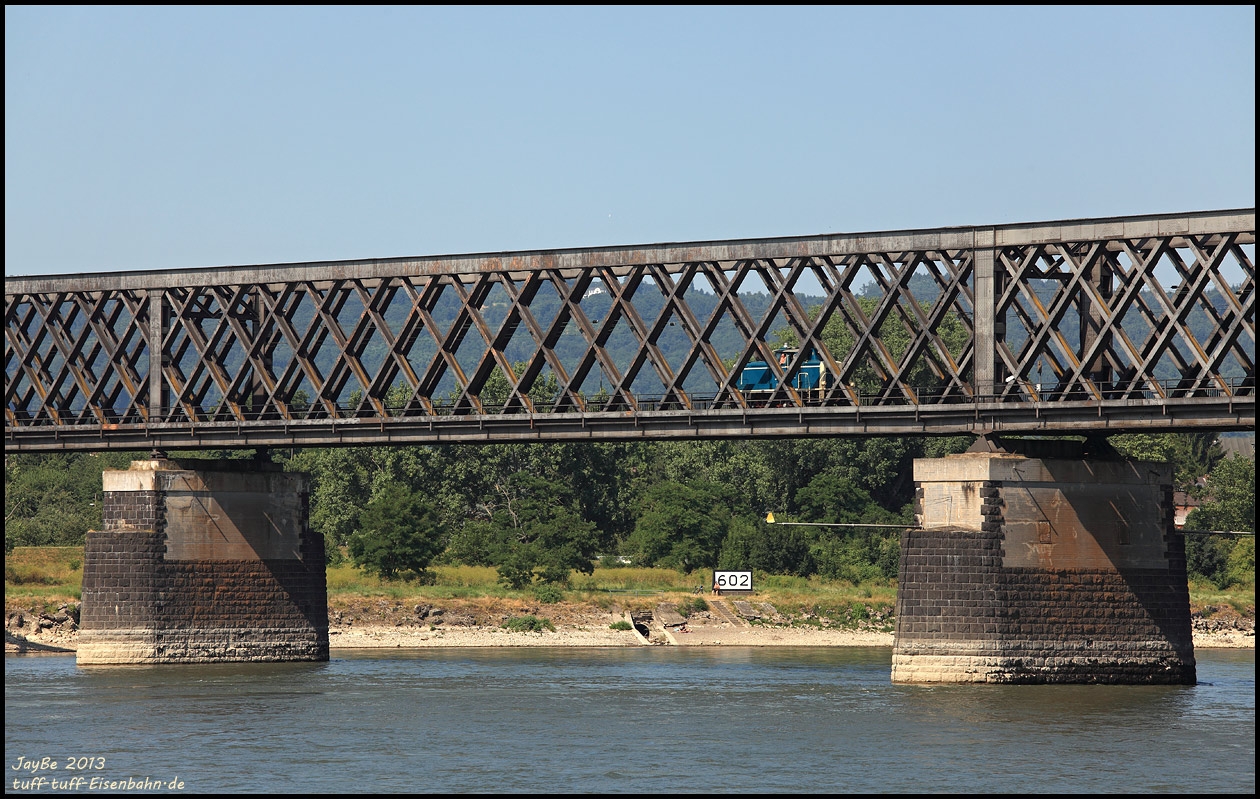 Kleine Lok ganz groß auf der Urmitzer Rheinbrücke