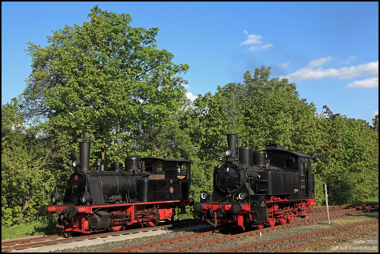 Die zwei dampfenden Zugpferde der Museumsbahn vereint am Abend des 23. Mai 2010 in Fladungen